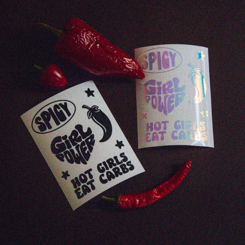 Auf dem Bild sieht man den Sticker Set „GIRL POWER“, Darauf sind ein paar coole Sprüche und eine Chilly sowie ein paar Sterne. Die Bögen sind fertig entgittert und in schwarz und holo zu sehen.