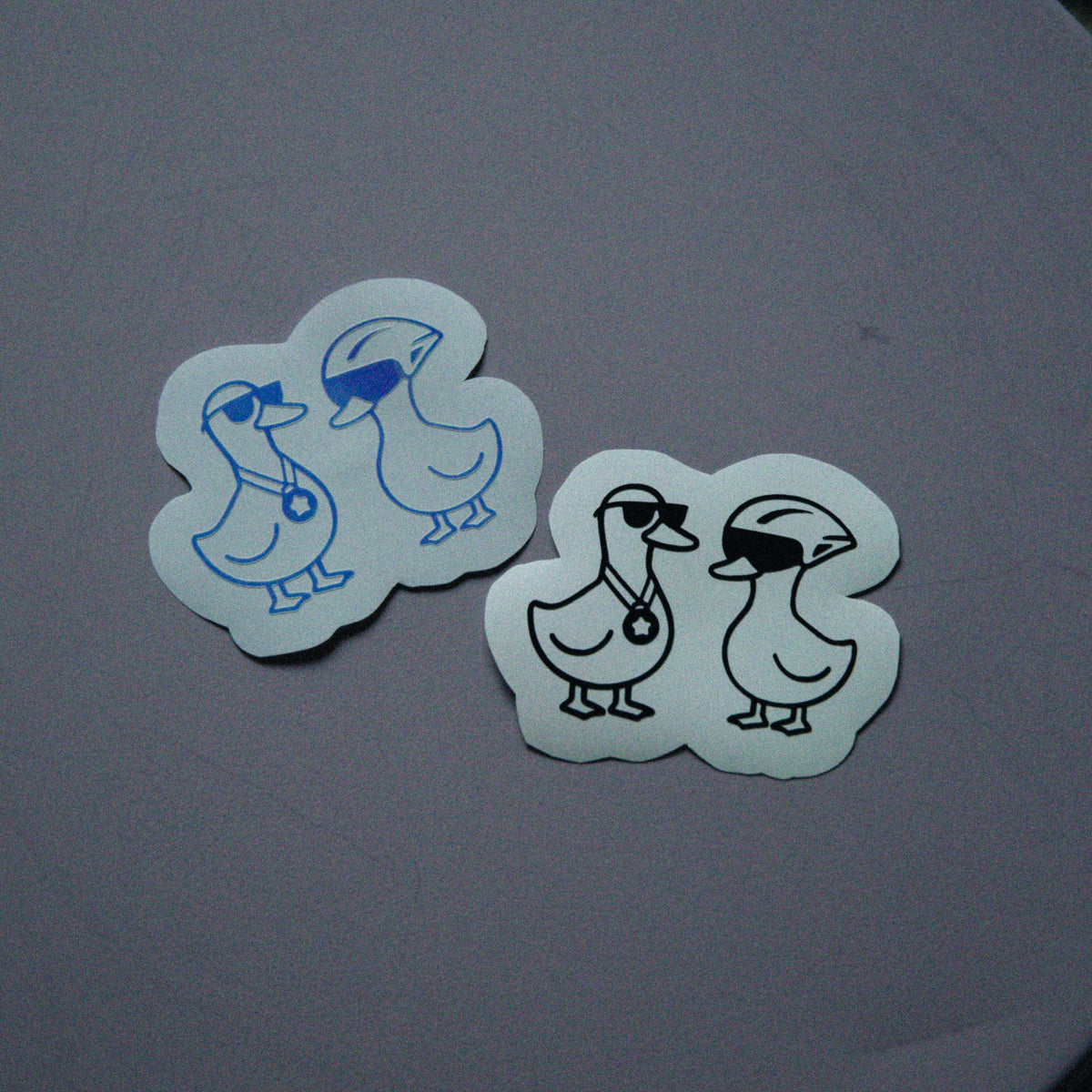 Auf dem Foto sieht man den Sticker Set "RACE GEESE" in den Farben holo und schwarz