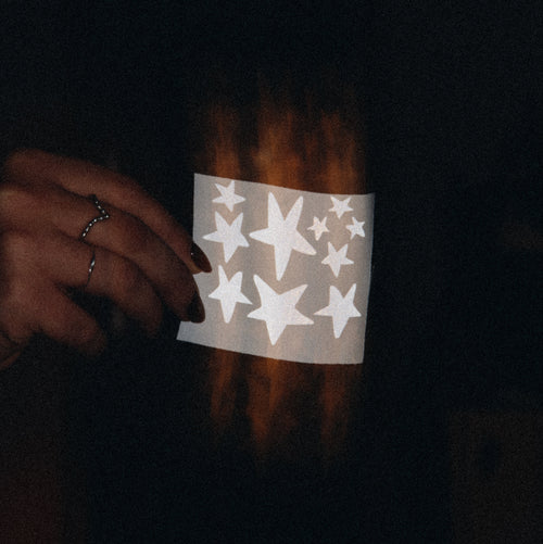 Auf dem Foto sieht man einen Stickerbogen mit verschiedenen Sternen. Die Sticker bestehen aus einer reflektierbaren Folie.