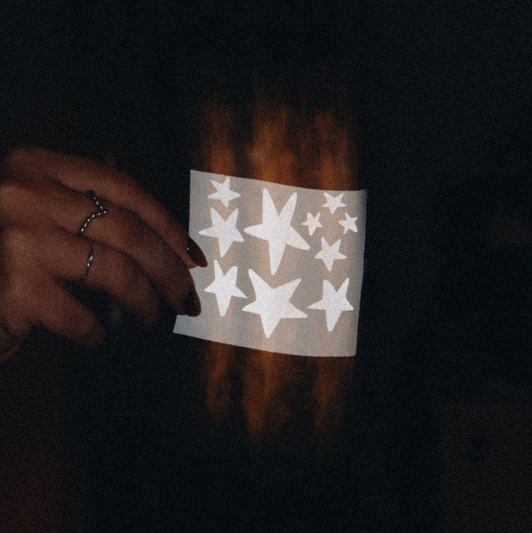 Auf dem Foto sieht man einen Stickerbogen mit verschiedenen Sternen. Die Sticker bestehen aus einer reflektierbaren Folie.