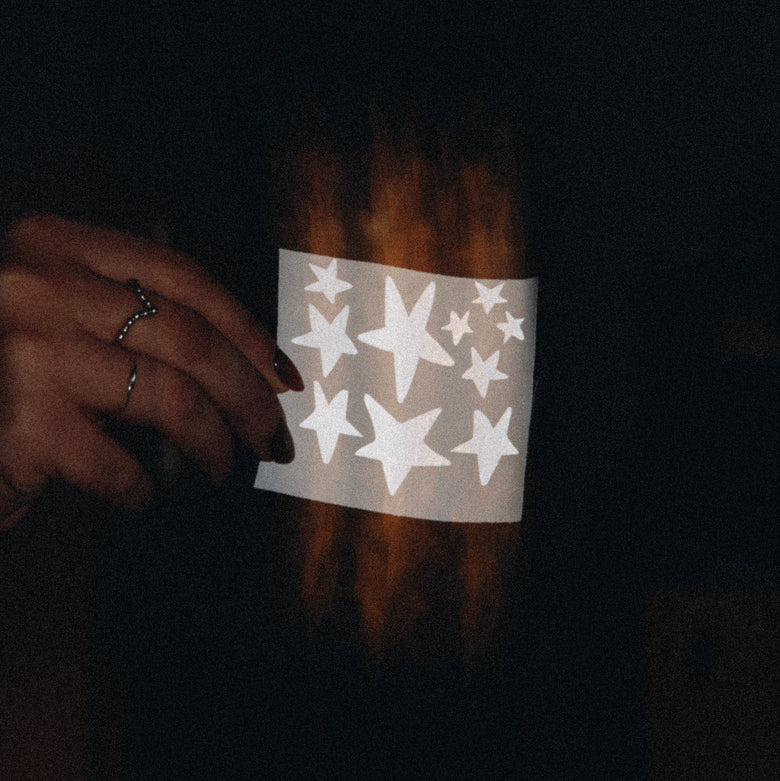 Auf dem Foto sieht man einen Stickerbogen mit verschiedenen Sternen. Die Sticker bestehen aus einer reflektierbaren Folie.