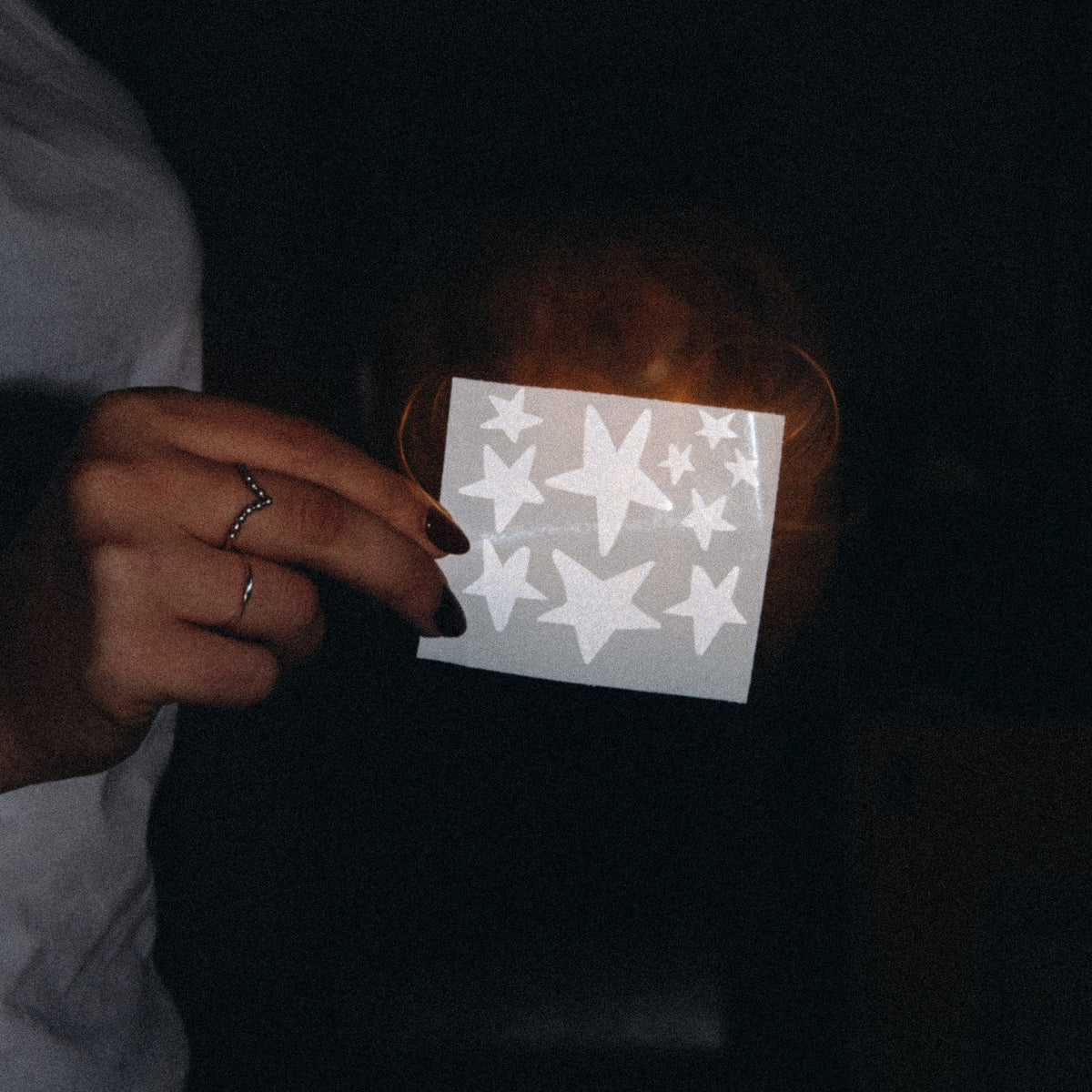 Auf dem Foto sieht man einen Stickerbogen mit verschiedenen Sternen. Die Sticker bestehen aus einer reflektierbaren Folie.