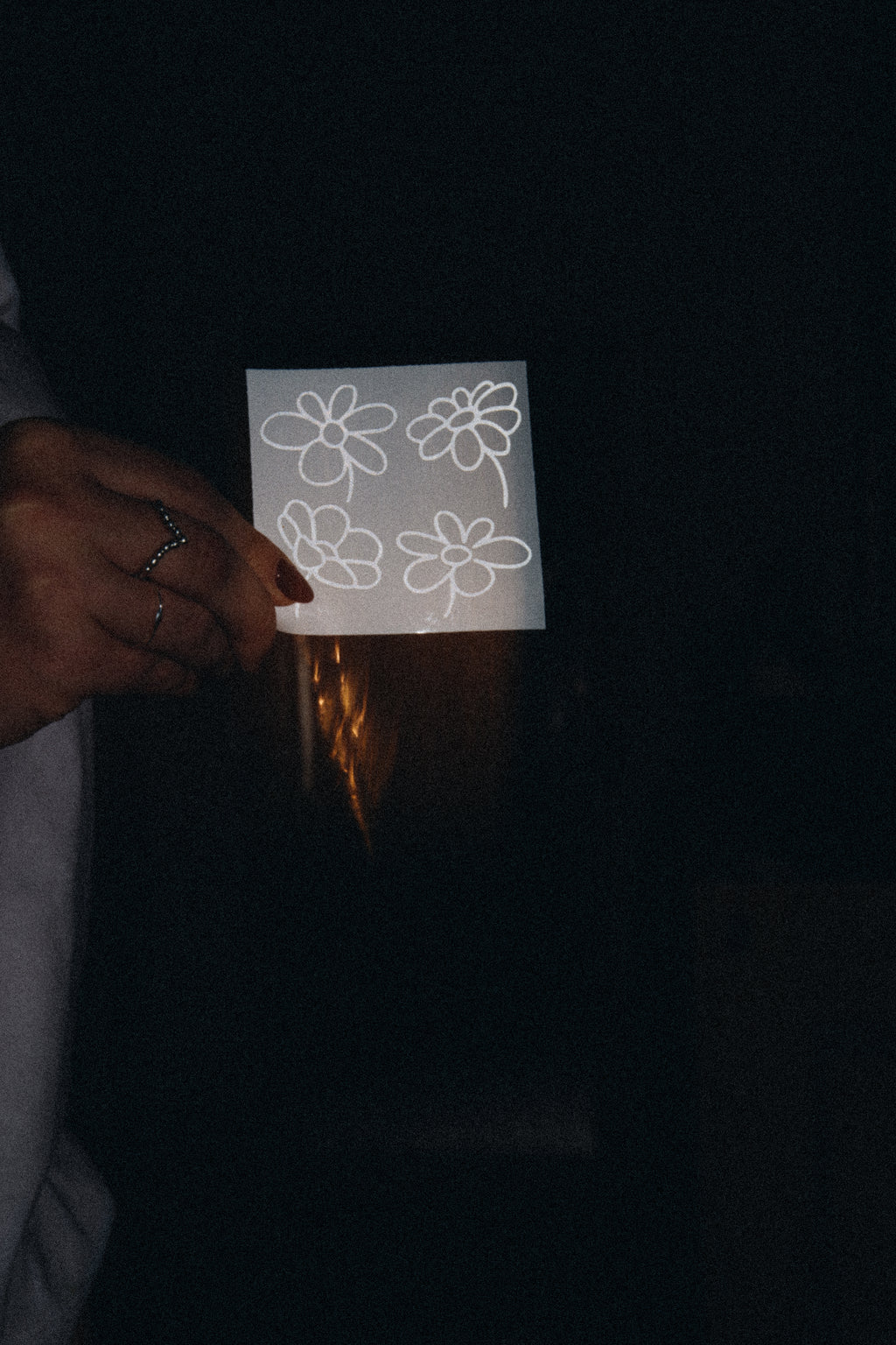 Auf dem Foto sieht man einen Stickerbogen mit 4 verschiedenen Bumen. Die Sticker bestehen aus einer reflektierbaren Folie.