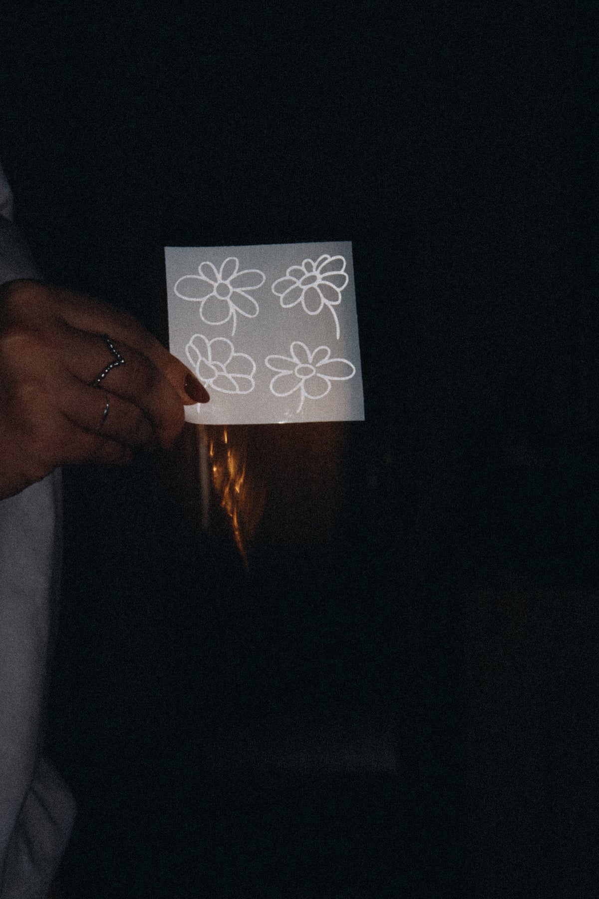 Auf dem Foto sieht man einen Stickerbogen mit 4 verschiedenen Bumen. Die Sticker bestehen aus einer reflektierbaren Folie.