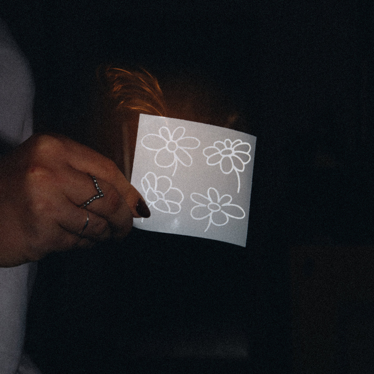 Auf dem Foto sieht man einen Stickerbogen mit 4 verschiedenen Blumen. Die Sticker bestehen aus einer reflektierbaren Folie.