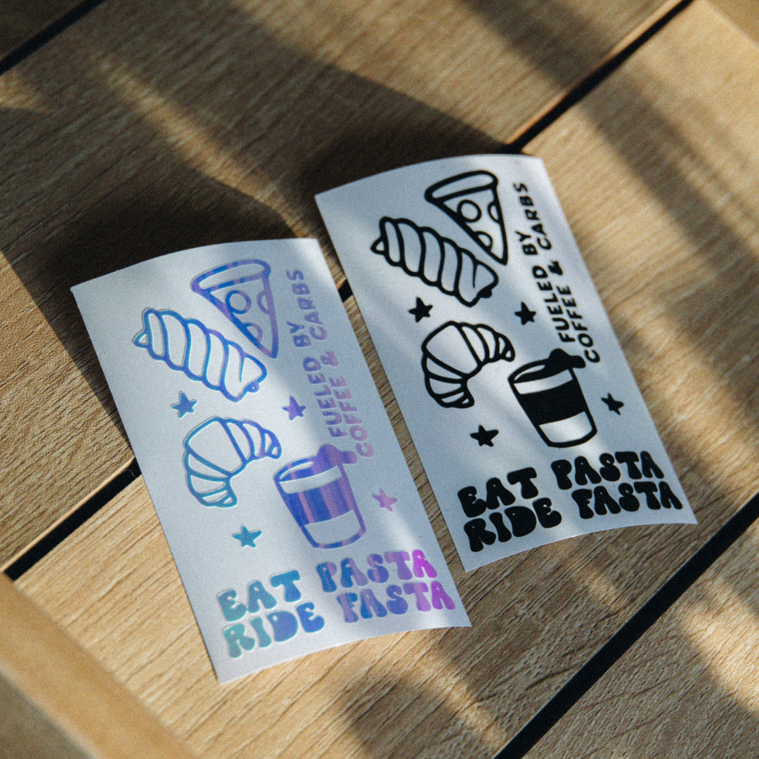 Auf dem Foto sieht man 2 x den Sticker Set „CARB CLUB“ in schwarz und holo.