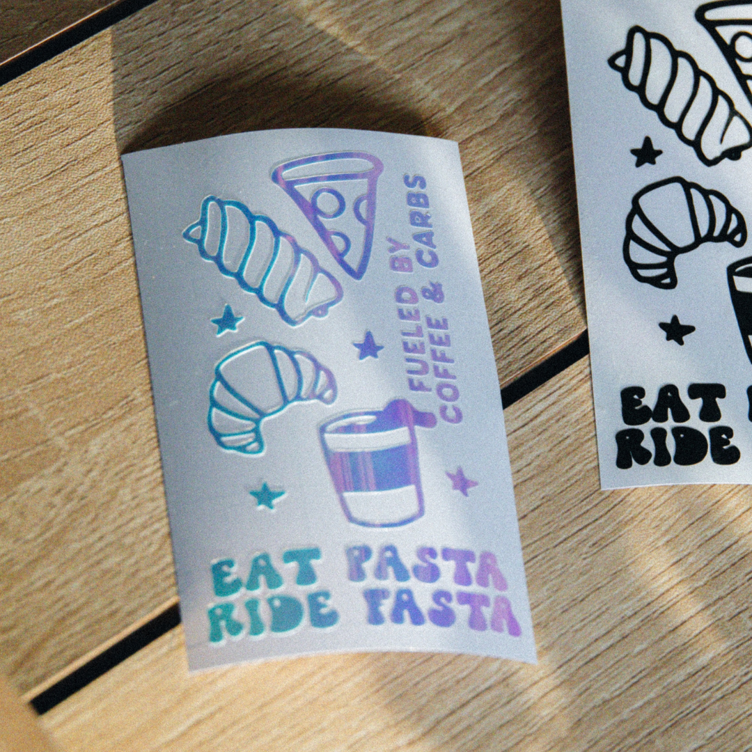 Auf dem Fotosieht man den Sticker Set „CARB CLUB“ in der Farbe holo.